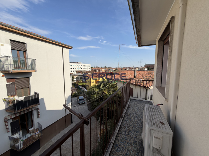 Proponiamo in vendita un appartamento trilocale inserito in un contesto condominiale di sole nove...