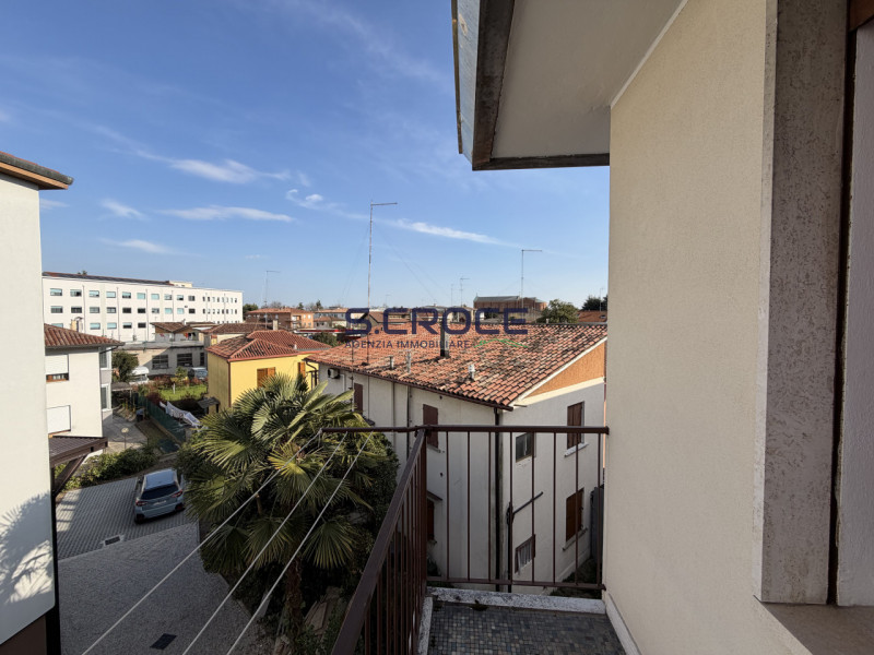 Proponiamo in vendita un appartamento trilocale inserito in un contesto condominiale di sole nove...