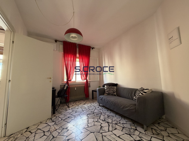 Proponiamo in vendita un appartamento trilocale inserito in un contesto condominiale di sole nove...