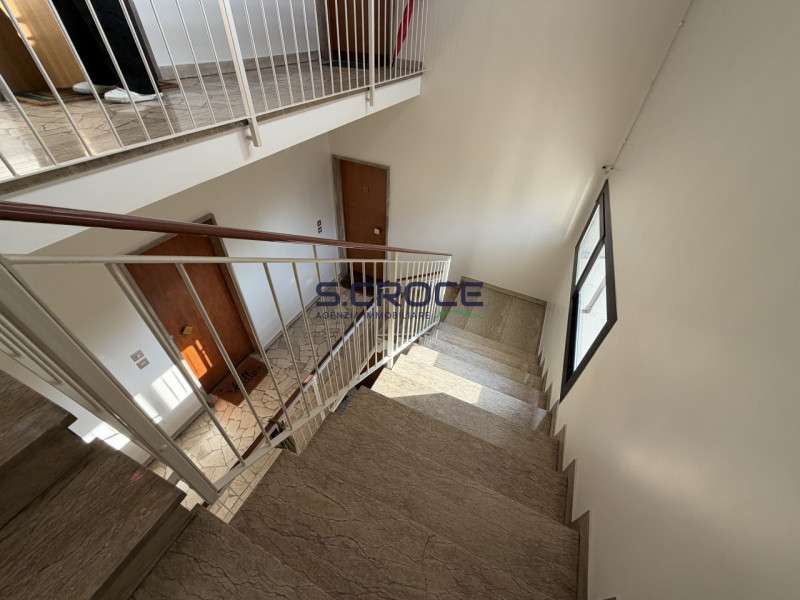 Proponiamo in vendita un appartamento trilocale inserito in un contesto condominiale di sole nove...