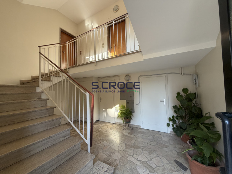 Proponiamo in vendita un appartamento trilocale inserito in un contesto condominiale di sole nove...