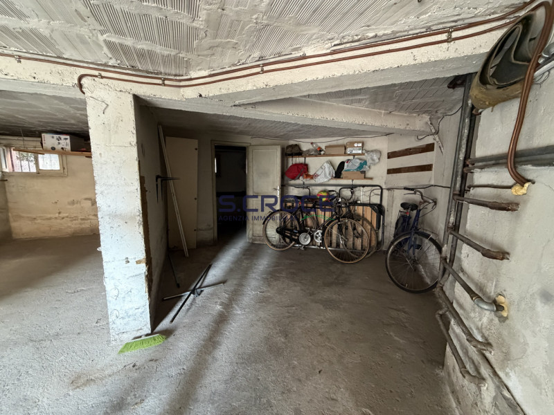 Proponiamo in vendita un appartamento trilocale inserito in un contesto condominiale di sole nove...