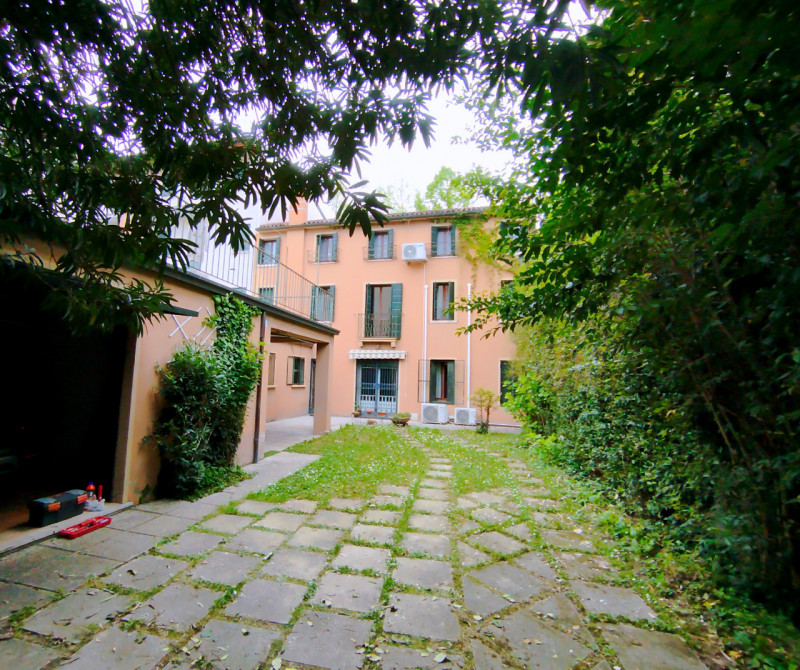 PRESTIGIOSA PORZIONE BIFAMILIARE IN CENTRO STORICO €.910.000 rif. CL532

Nel prestigioso e riserv...