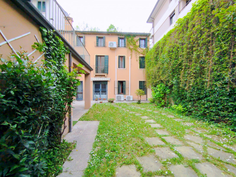PRESTIGIOSA PORZIONE BIFAMILIARE IN CENTRO STORICO €.910.000 rif. CL532

Nel prestigioso e riserv...