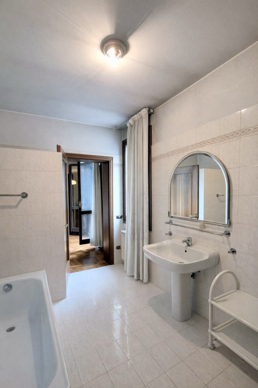 PRESTIGIOSA PORZIONE BIFAMILIARE IN CENTRO STORICO €.910.000 rif. CL532

Nel prestigioso e riserv...