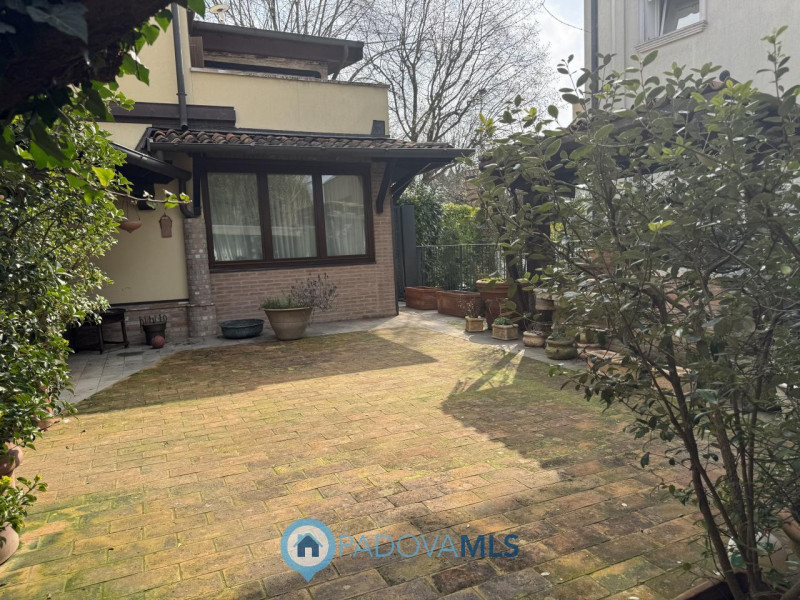 Immobile in esclusiva al Gruppo Padova MLS
Voltabrusegana. Se amate la tranquillità e allo stesso...