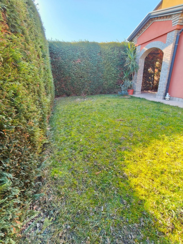 Scopri questa meravigliosa porzione di casa semi-indipendente situata nella tranquilla zona di Sa...