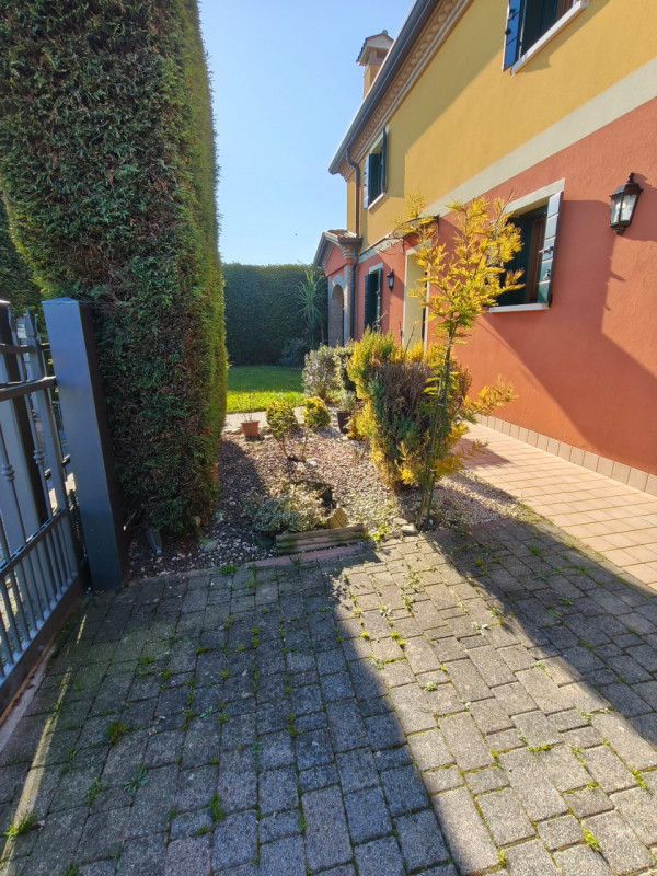 Scopri questa meravigliosa porzione di casa semi-indipendente situata nella tranquilla zona di Sa...