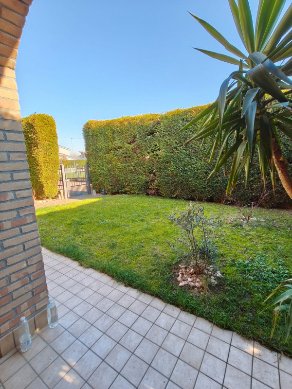 Scopri questa meravigliosa porzione di casa semi-indipendente situata nella tranquilla zona di Sa...