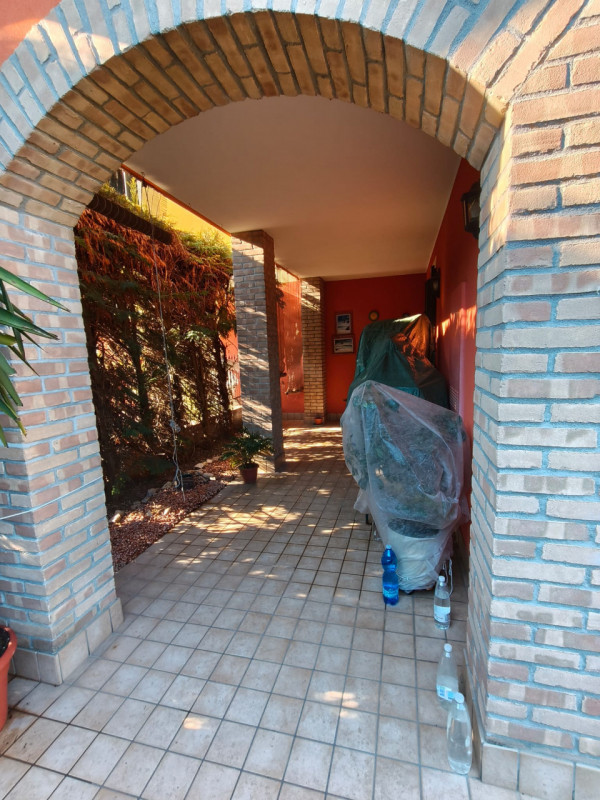 Scopri questa meravigliosa porzione di casa semi-indipendente situata nella tranquilla zona di Sa...