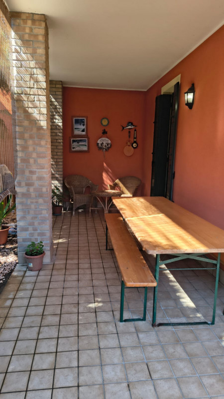 Scopri questa meravigliosa porzione di casa semi-indipendente situata nella tranquilla zona di Sa...