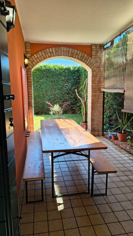 Scopri questa meravigliosa porzione di casa semi-indipendente situata nella tranquilla zona di Sa...