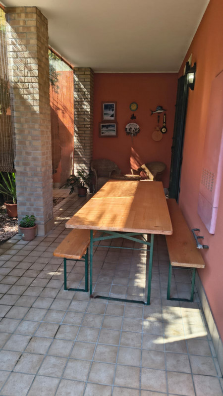 Scopri questa meravigliosa porzione di casa semi-indipendente situata nella tranquilla zona di Sa...