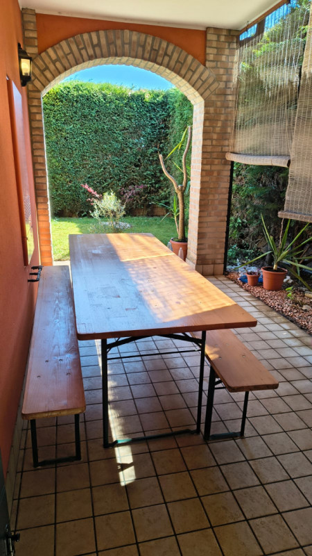 Scopri questa meravigliosa porzione di casa semi-indipendente situata nella tranquilla zona di Sa...