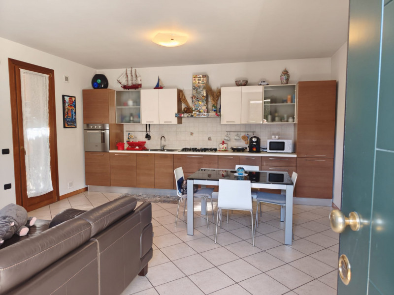 Scopri questa meravigliosa porzione di casa semi-indipendente situata nella tranquilla zona di Sa...