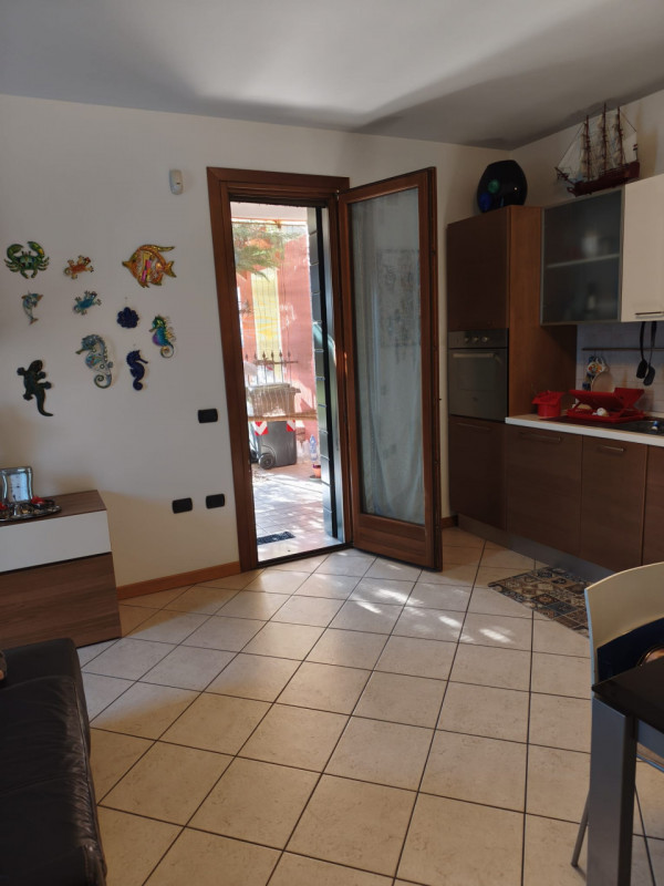 Scopri questa meravigliosa porzione di casa semi-indipendente situata nella tranquilla zona di Sa...