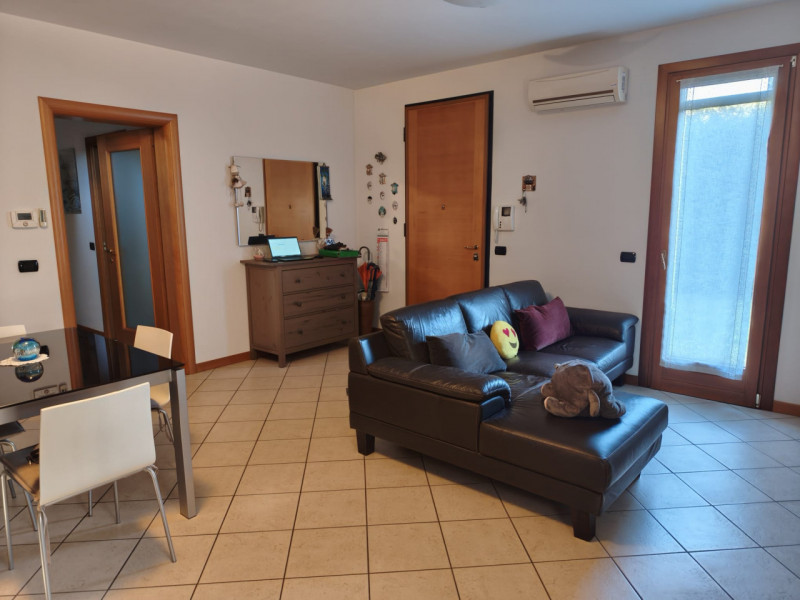 Scopri questa meravigliosa porzione di casa semi-indipendente situata nella tranquilla zona di Sa...