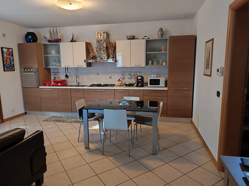 Scopri questa meravigliosa porzione di casa semi-indipendente situata nella tranquilla zona di Sa...