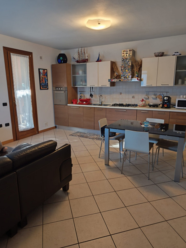 Scopri questa meravigliosa porzione di casa semi-indipendente situata nella tranquilla zona di Sa...