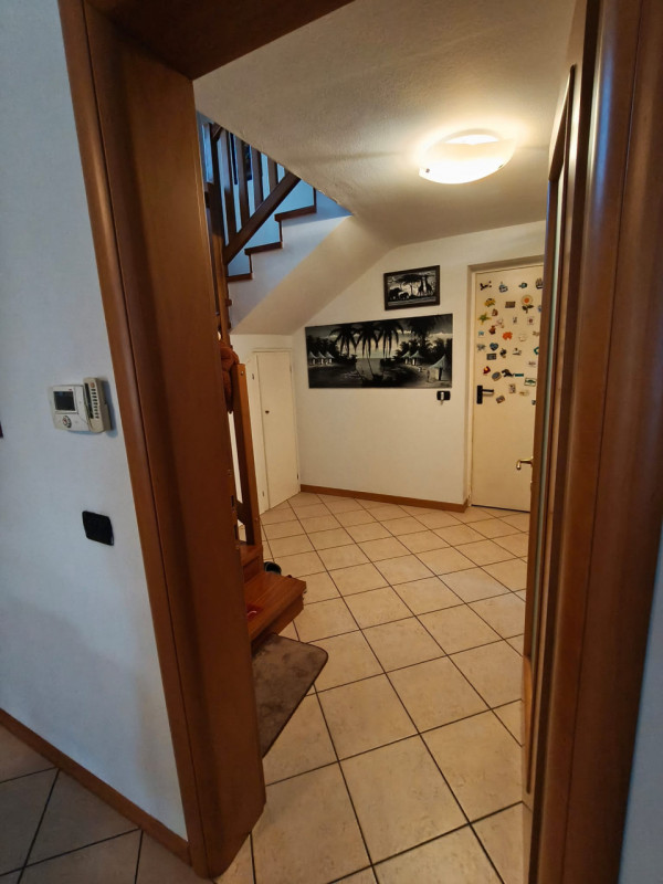 Scopri questa meravigliosa porzione di casa semi-indipendente situata nella tranquilla zona di Sa...