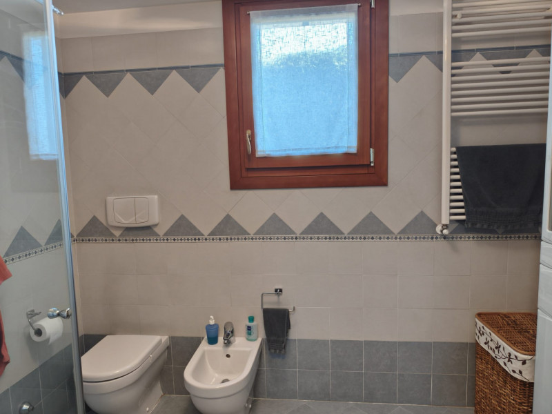 Scopri questa meravigliosa porzione di casa semi-indipendente situata nella tranquilla zona di Sa...