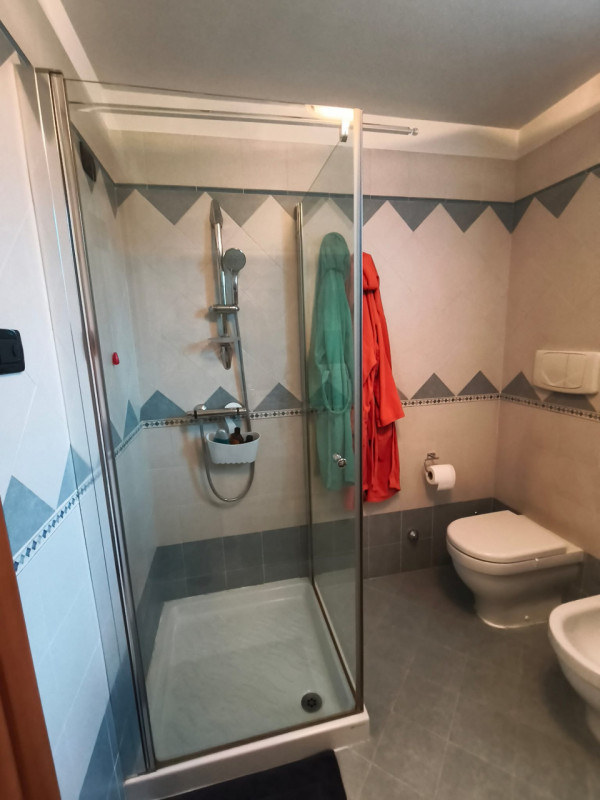 Scopri questa meravigliosa porzione di casa semi-indipendente situata nella tranquilla zona di Sa...