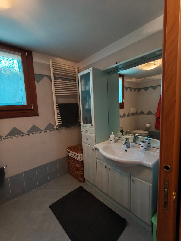 Scopri questa meravigliosa porzione di casa semi-indipendente situata nella tranquilla zona di Sa...