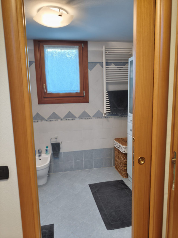 Scopri questa meravigliosa porzione di casa semi-indipendente situata nella tranquilla zona di Sa...