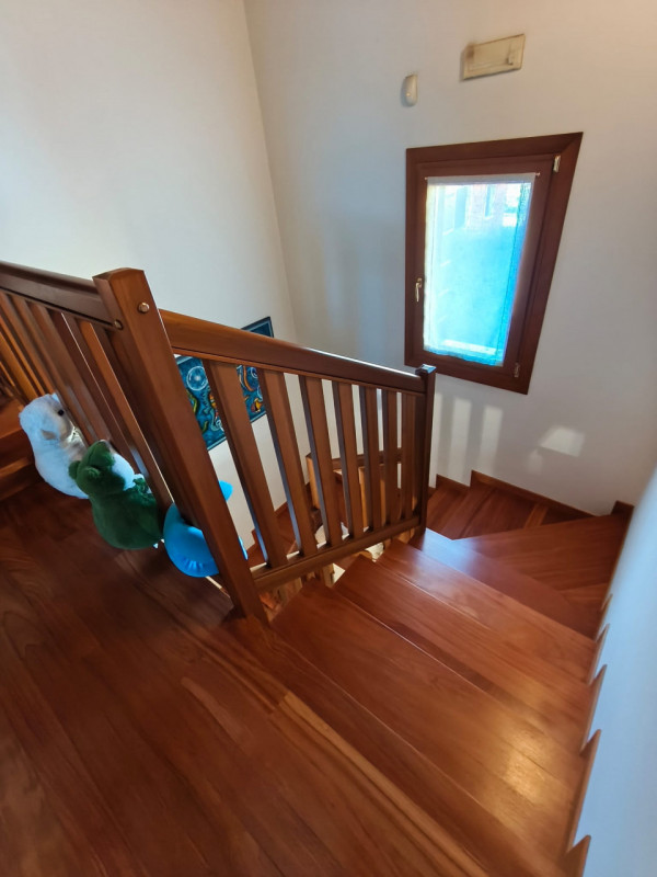 Scopri questa meravigliosa porzione di casa semi-indipendente situata nella tranquilla zona di Sa...