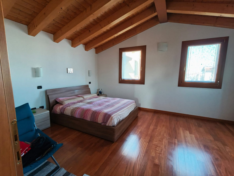 Scopri questa meravigliosa porzione di casa semi-indipendente situata nella tranquilla zona di Sa...