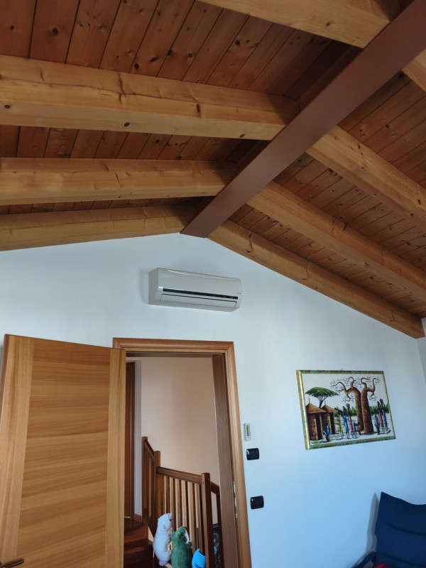 Scopri questa meravigliosa porzione di casa semi-indipendente situata nella tranquilla zona di Sa...