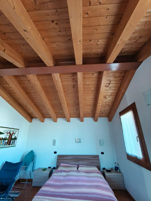 Scopri questa meravigliosa porzione di casa semi-indipendente situata nella tranquilla zona di Sa...