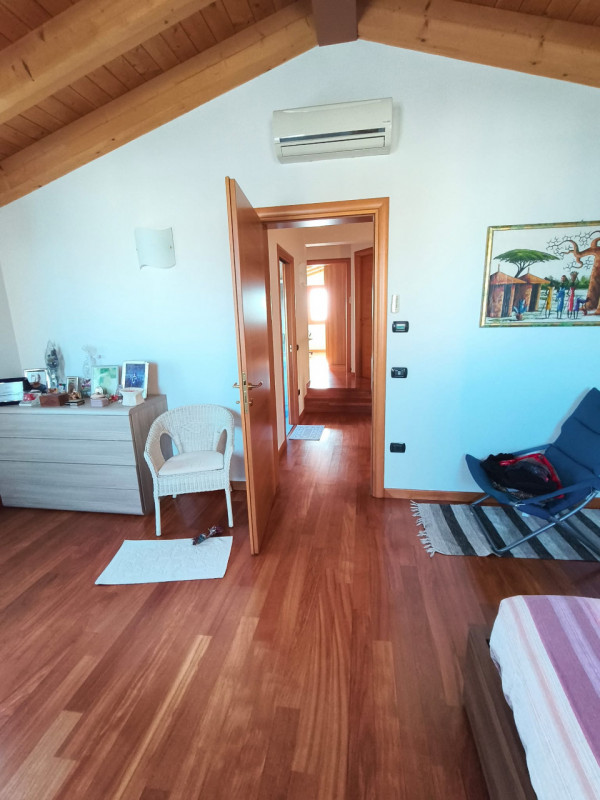 Scopri questa meravigliosa porzione di casa semi-indipendente situata nella tranquilla zona di Sa...