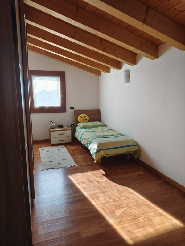 Scopri questa meravigliosa porzione di casa semi-indipendente situata nella tranquilla zona di Sa...