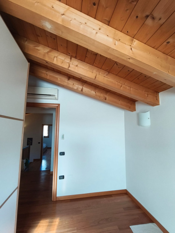 Scopri questa meravigliosa porzione di casa semi-indipendente situata nella tranquilla zona di Sa...