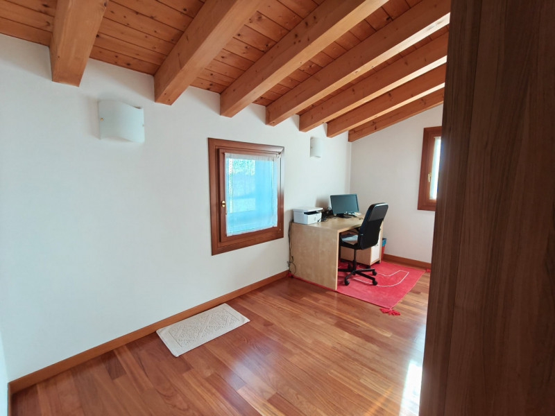 Scopri questa meravigliosa porzione di casa semi-indipendente situata nella tranquilla zona di Sa...