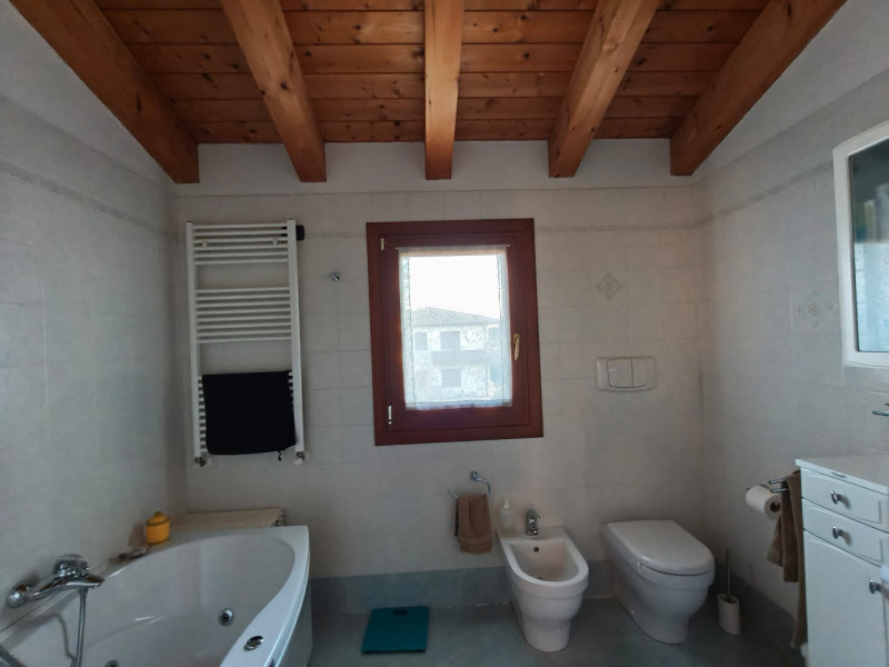 Scopri questa meravigliosa porzione di casa semi-indipendente situata nella tranquilla zona di Sa...