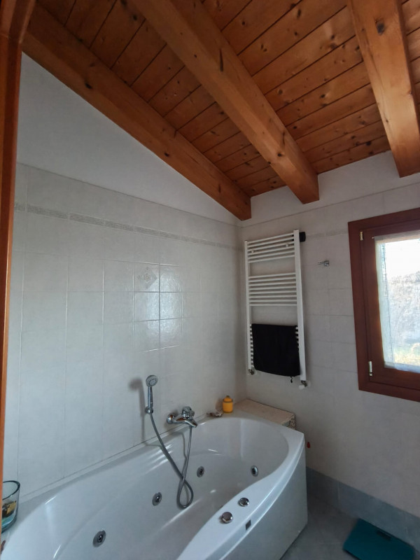 Scopri questa meravigliosa porzione di casa semi-indipendente situata nella tranquilla zona di Sa...