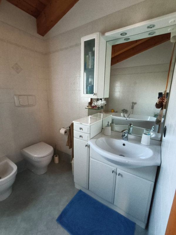 Scopri questa meravigliosa porzione di casa semi-indipendente situata nella tranquilla zona di Sa...