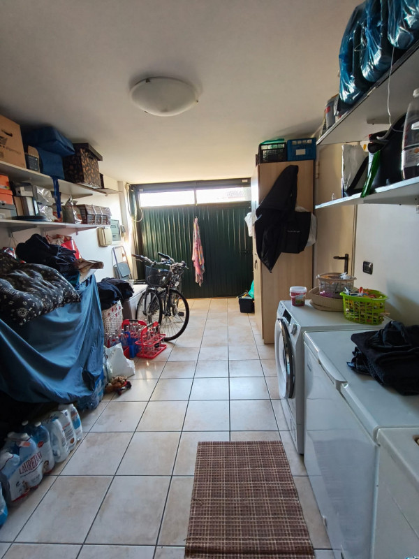 Scopri questa meravigliosa porzione di casa semi-indipendente situata nella tranquilla zona di Sa...