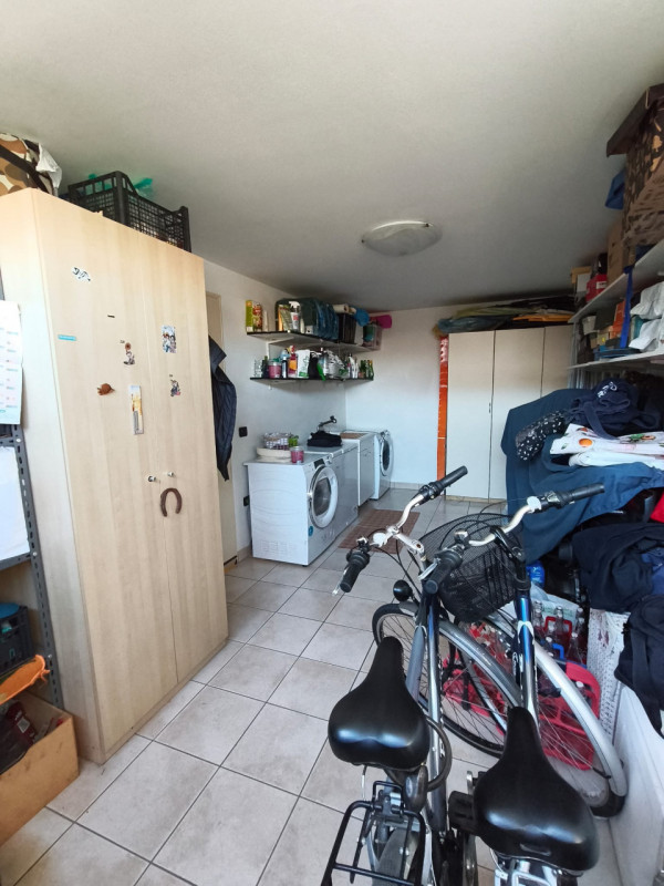 Scopri questa meravigliosa porzione di casa semi-indipendente situata nella tranquilla zona di Sa...