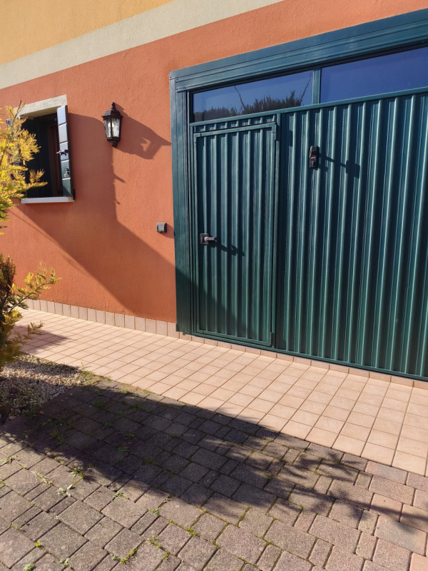 Scopri questa meravigliosa porzione di casa semi-indipendente situata nella tranquilla zona di Sa...