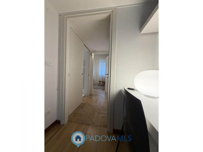 A pochi passi dal Duomo di Padova, in una delle vie più riservate e ricercate del centro storico,...