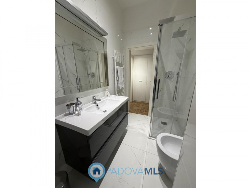 A pochi passi dal Duomo di Padova, in una delle vie più riservate e ricercate del centro storico,...