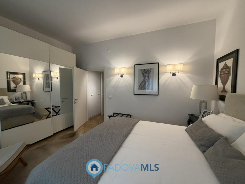 A pochi passi dal Duomo di Padova, in una delle vie più riservate e ricercate del centro storico,...