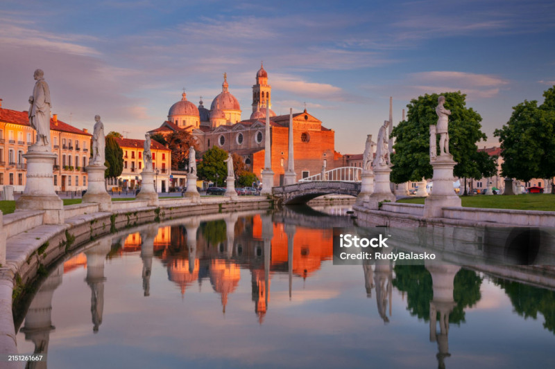 INCANTEVOLE 3 CAMERE SU DUE LIVELLI – PRATO DELLA VALLE €.665.000 rif.CL336

Abbiamo il piacere d...