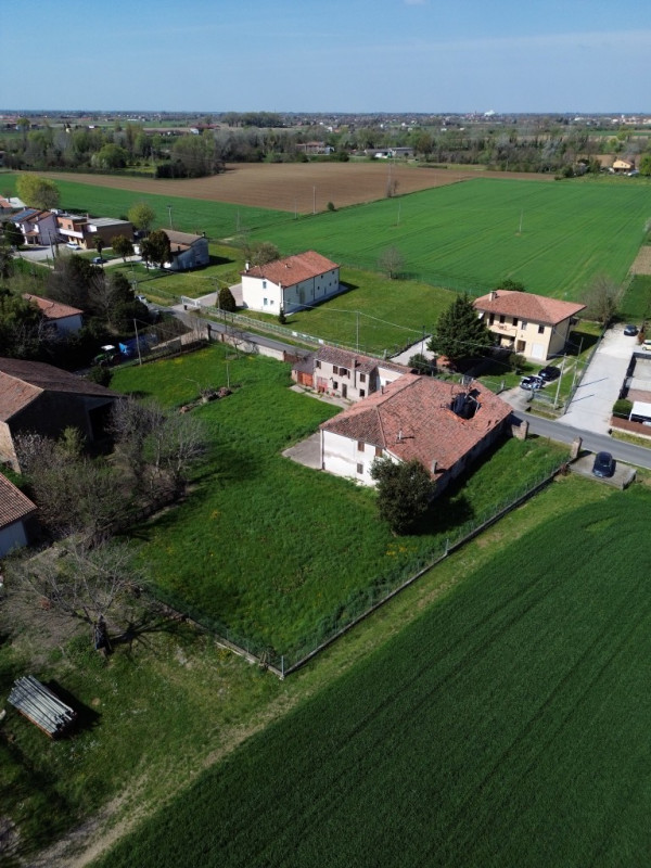 COMPOSIZIONE:
Proponiamo in vendita interessante compendio immobiliare composto da tre unità abit...