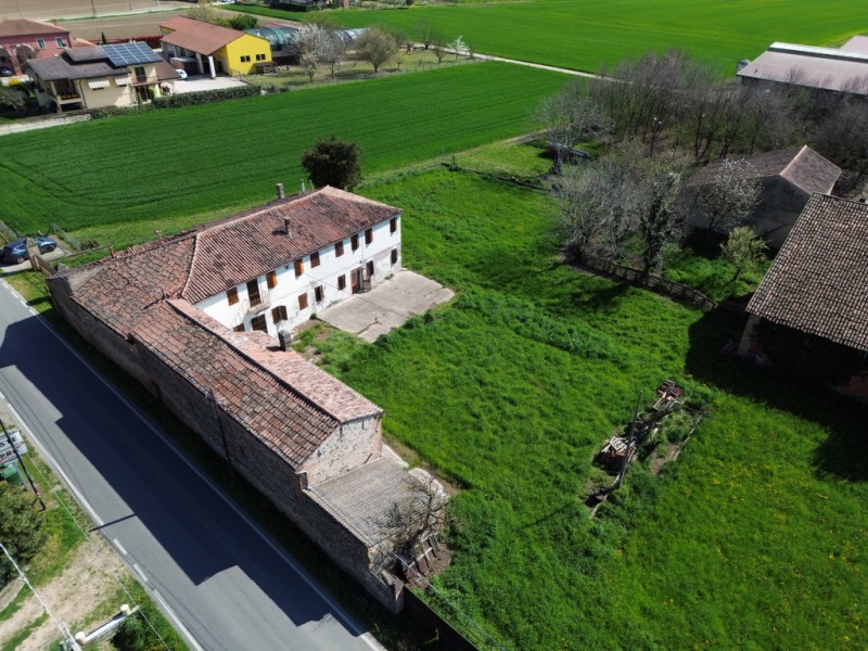 COMPOSIZIONE:
Proponiamo in vendita interessante compendio immobiliare composto da tre unità abit...