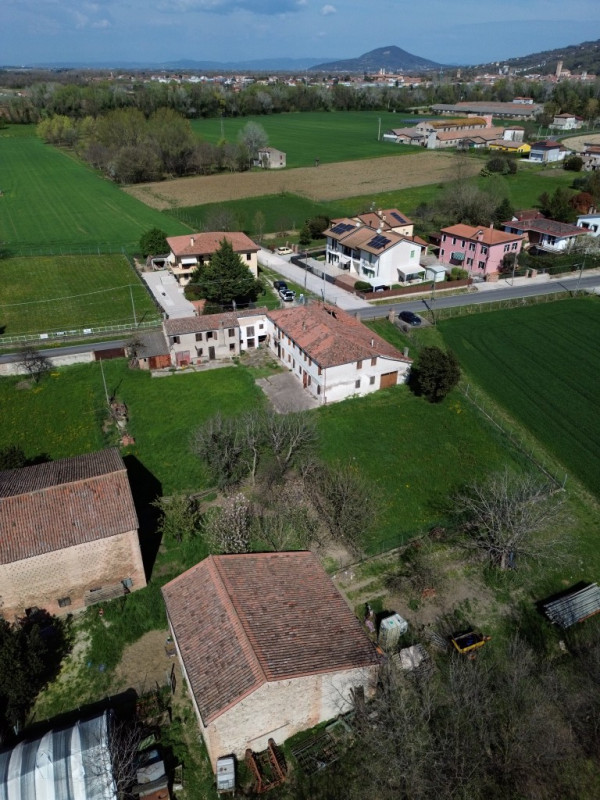 COMPOSIZIONE:
Proponiamo in vendita interessante compendio immobiliare composto da tre unità abit...