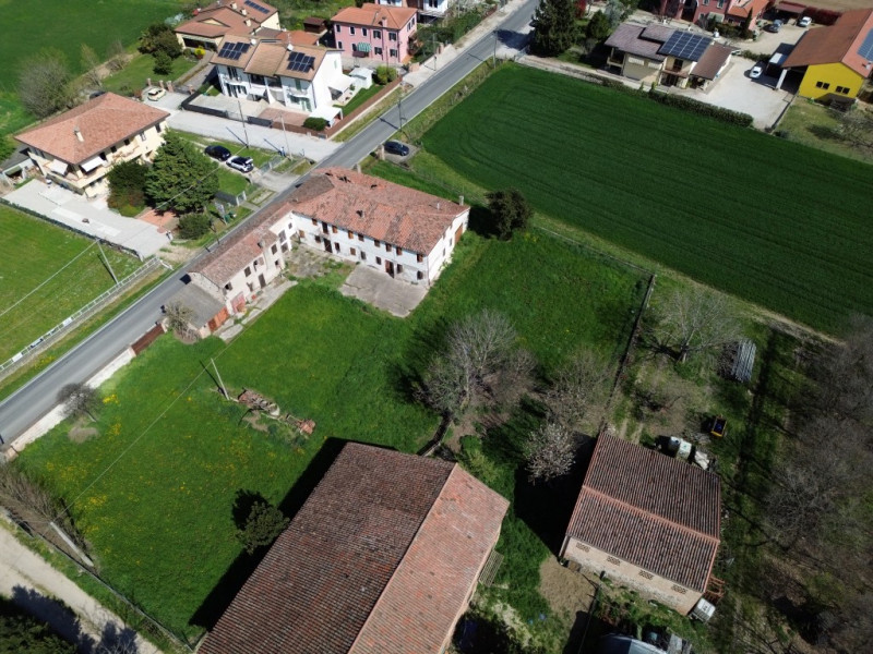 COMPOSIZIONE:
Proponiamo in vendita interessante compendio immobiliare composto da tre unità abit...